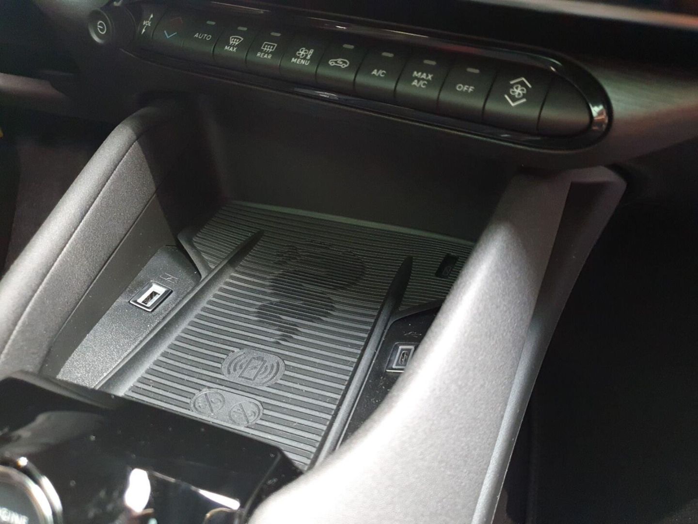 Fahrzeugabbildung Alfa Romeo Junior Elettrica VELOCE  280 PS voll Top Deal