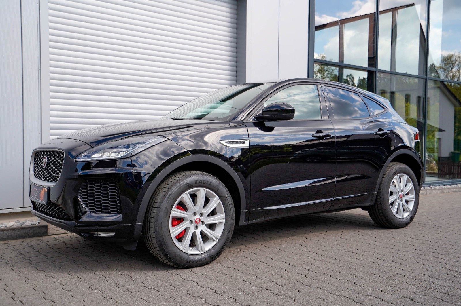 Jaguar E-Pace D150 R-DYNAMIC 4WD
