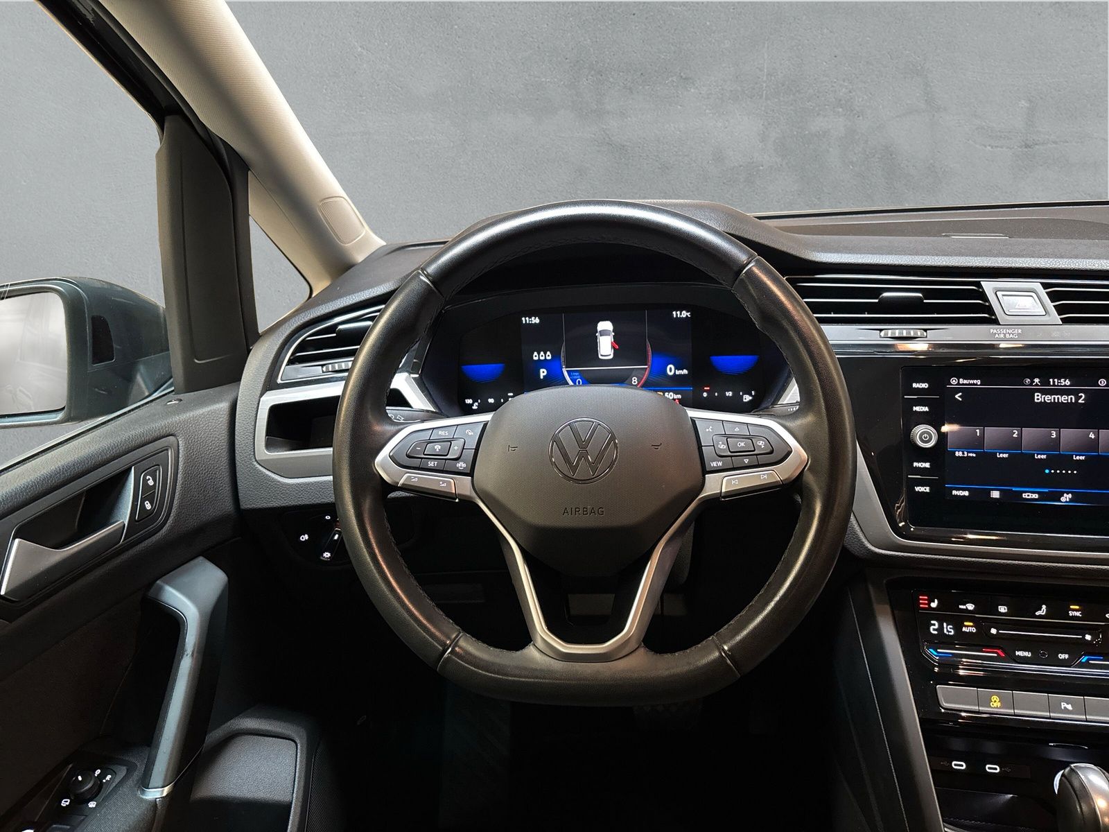Fahrzeugabbildung Volkswagen Touran 1.5 TSI DSG digitalCP Navi SHZ ACC PDC
