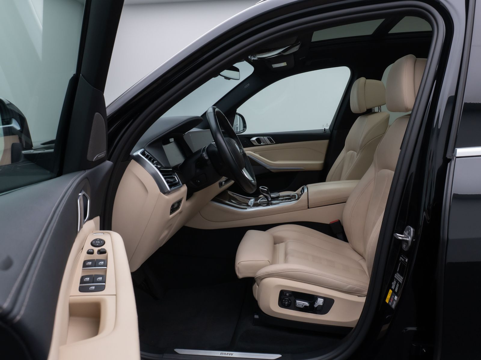 Fahrzeugabbildung BMW X5 xD45e XLine Panorama DAB H/K SoftCL AHK Sport