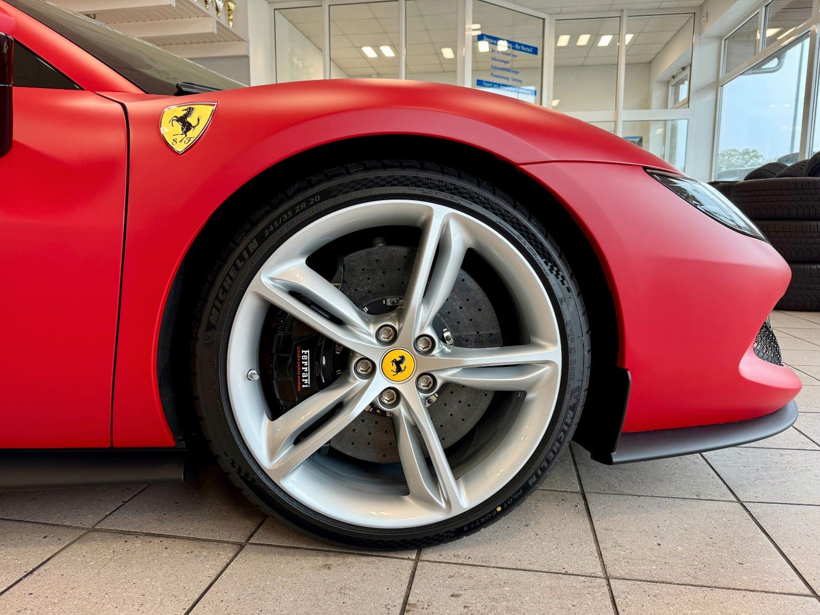 Fahrzeugabbildung Ferrari 296 GTS "Special Color" / LIFT / SURROUND VIEW