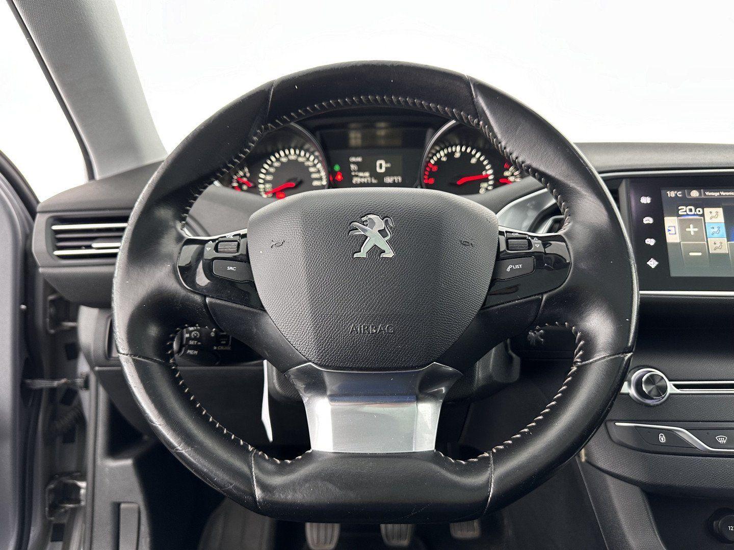 Peugeot 308 2015 — photo 17