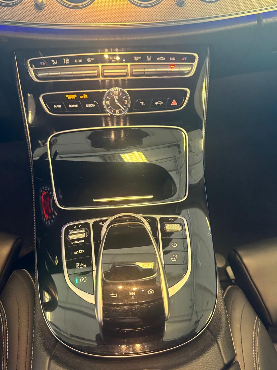 Fahrzeugabbildung Mercedes-Benz E 400 T-Modell 4Matic/LED/PANORAMA/AMG-LINE/NAVI