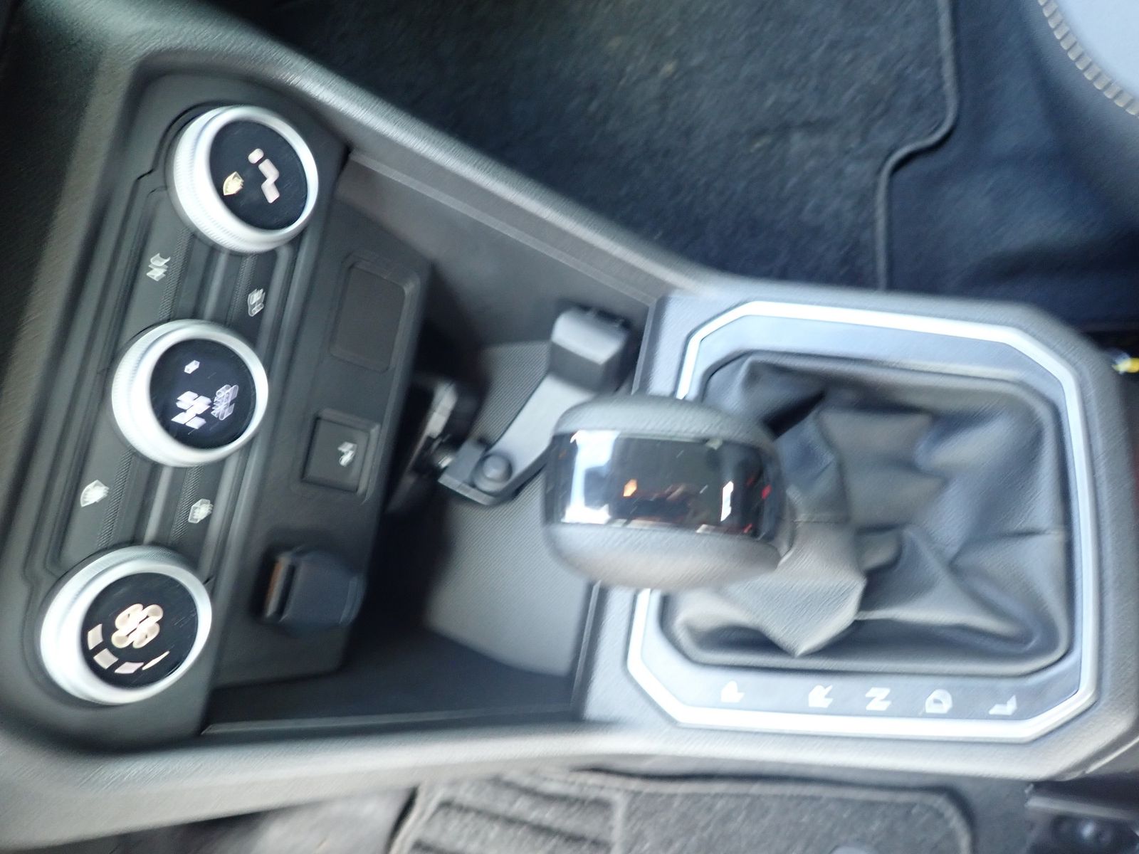 Fahrzeugabbildung Dacia Sandero STEPWAY TCe 90 CVT EXTREME/AUTOMATIK/
