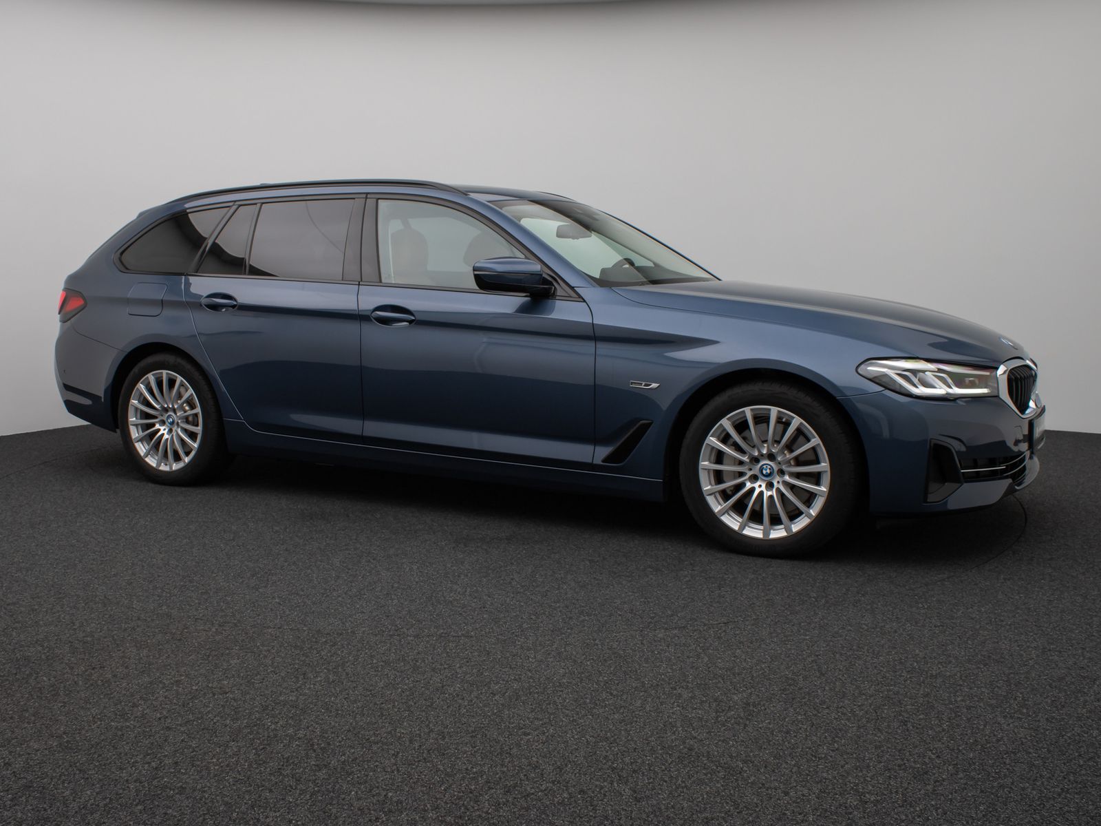 Fahrzeugabbildung BMW 530e Panorama Kamera HUD DAB HiFi Alarm Sport