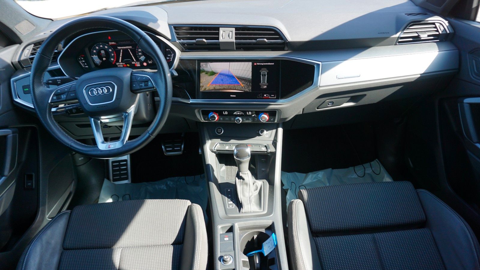 Fahrzeugabbildung Audi Q3 35 TFSI S Line Black Paket,LED,Navi,ACC,AHK
