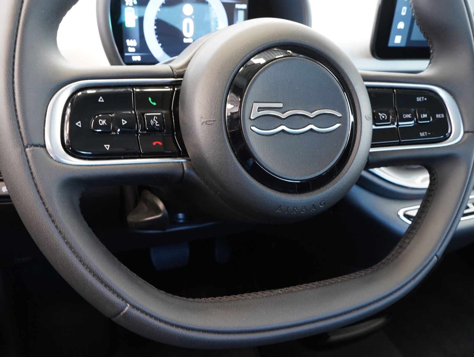 Fahrzeugabbildung Fiat 500e 87KW/42kWh/DC-LADEN/CARPLAY/DAB/SOH/KAMERA