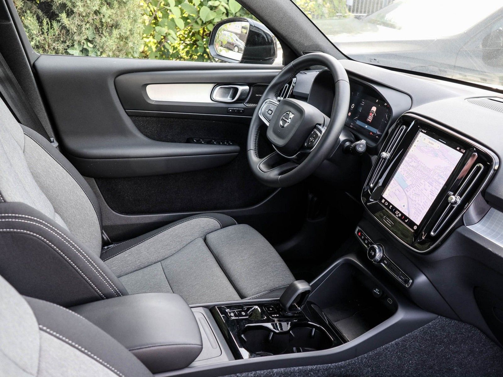 Volvo XC40 B4 Plus Black Edition Aut. Navi*PDC*LED imagem 3