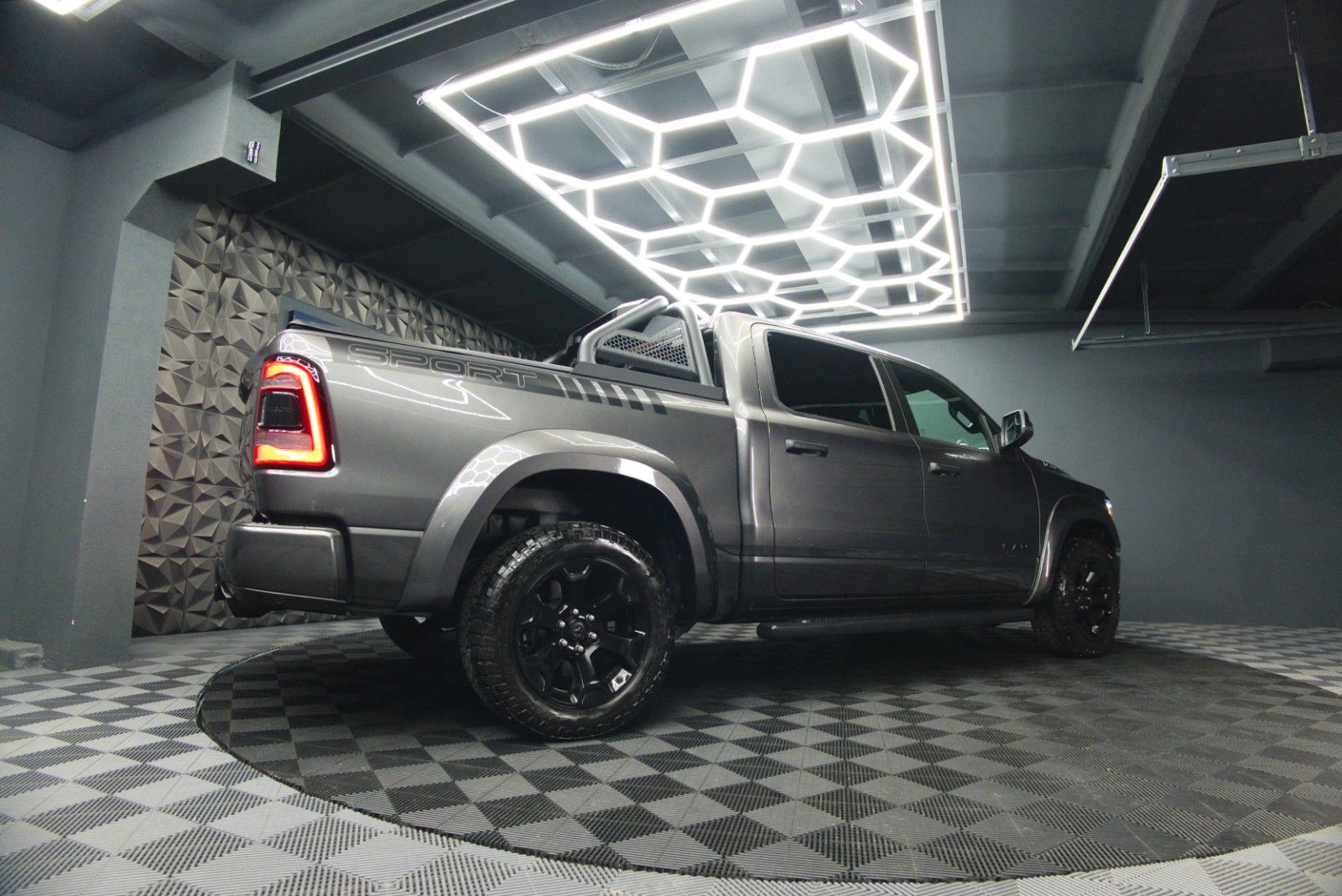 Fahrzeugabbildung Dodge RAM 5.7 V8 HEMI 4x4 OFFROAD Night-Paket *LED*