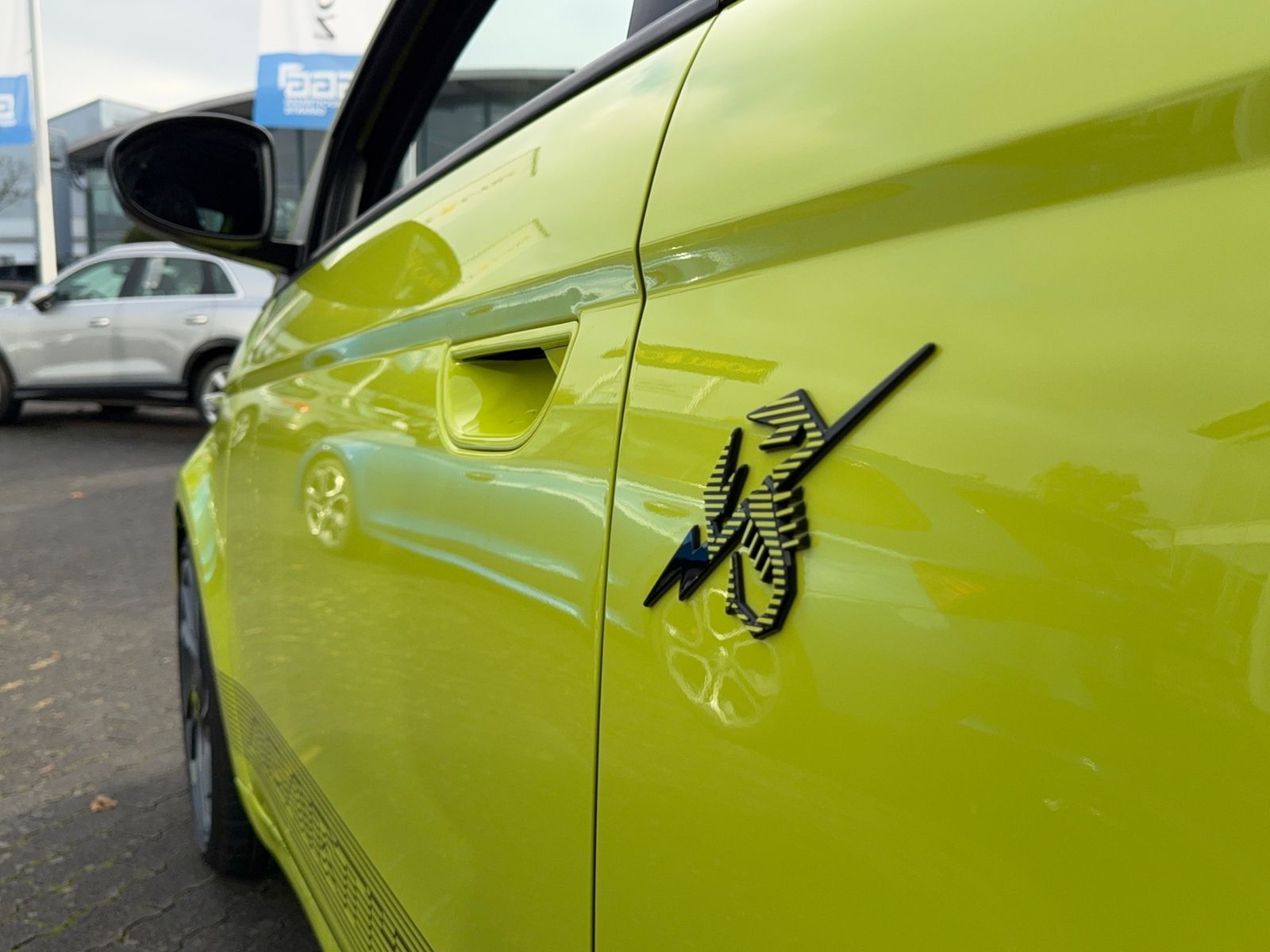 Fahrzeugabbildung Abarth 500e 42kWh Scorpionissima PANO KAM LED