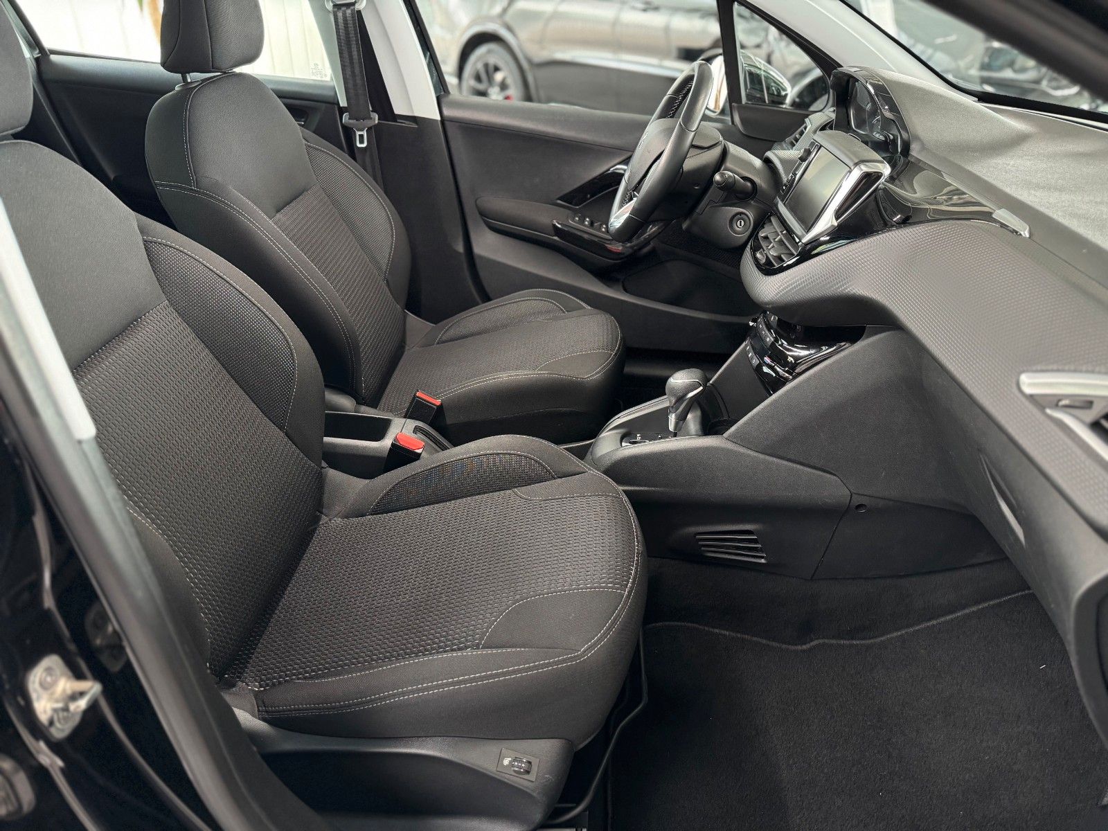 Fahrzeugabbildung Peugeot 208 1.2 110 Allure "Automatik GJR Sitzheizung"