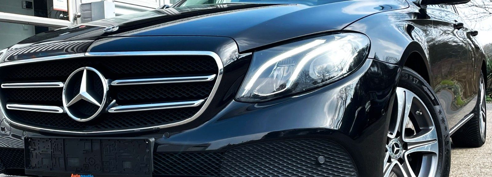Fahrzeugabbildung Mercedes-Benz E 220T AUT. 4-MATIC NAVI CAM LED AHK 1.Hd