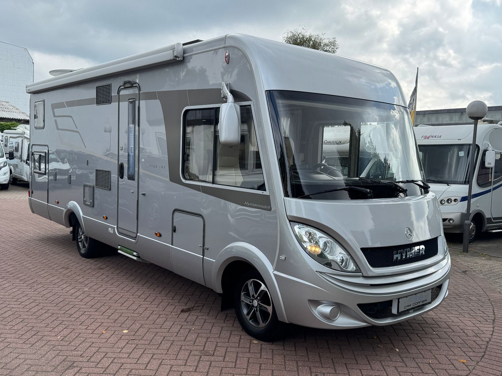 Fahrzeugabbildung HYMER / ERIBA / HYMERCAR B-KLASSE 680 STARLINE MB 3.0 D V6 HYD HÜBSTÜTZEN