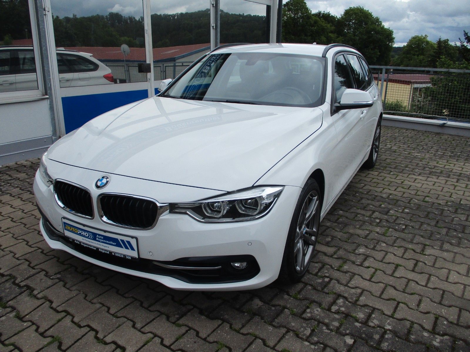 BMW 320i Touring Sport Line+AHK+Navi+LED+gepflegt
