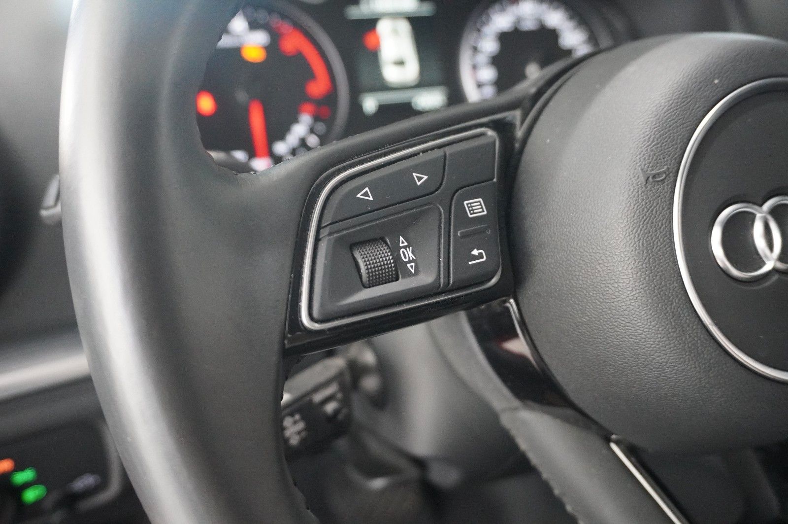 Fahrzeugabbildung Audi A3 LIM. 35 TDI S-TRONIC SPORT NAVI/SH/KAMERA/AHK