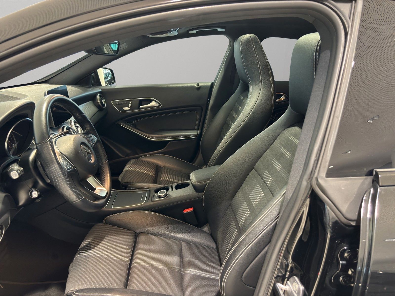 Mercedes-Benz CLA220d 4M SB 2.HD DSG ACC LED PANO NAV PARK SHZ foto 7