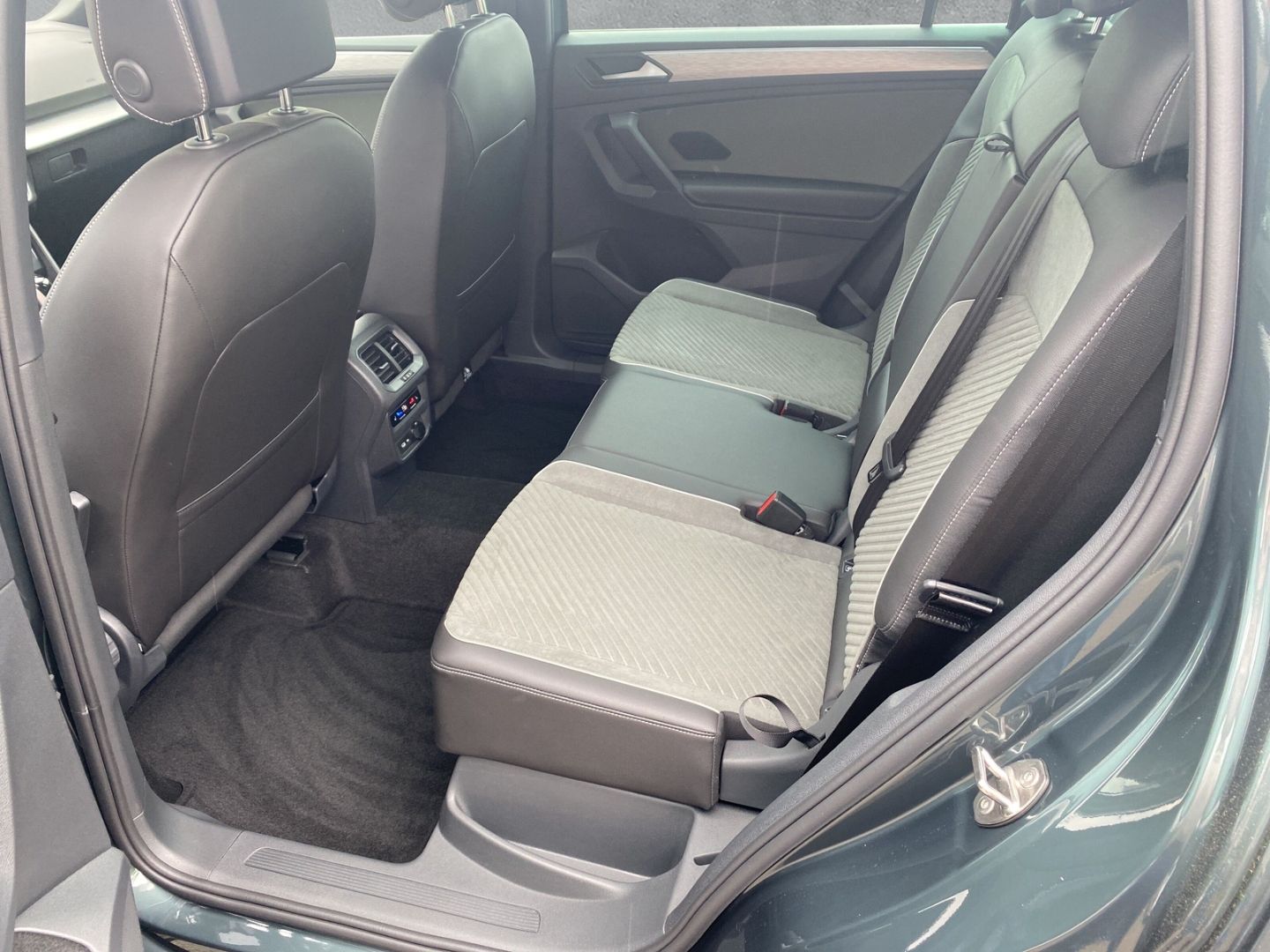 Fahrzeugabbildung SEAT Tarraco Xperience 1.5 TSI ACT EU6d *Farbe Dark C