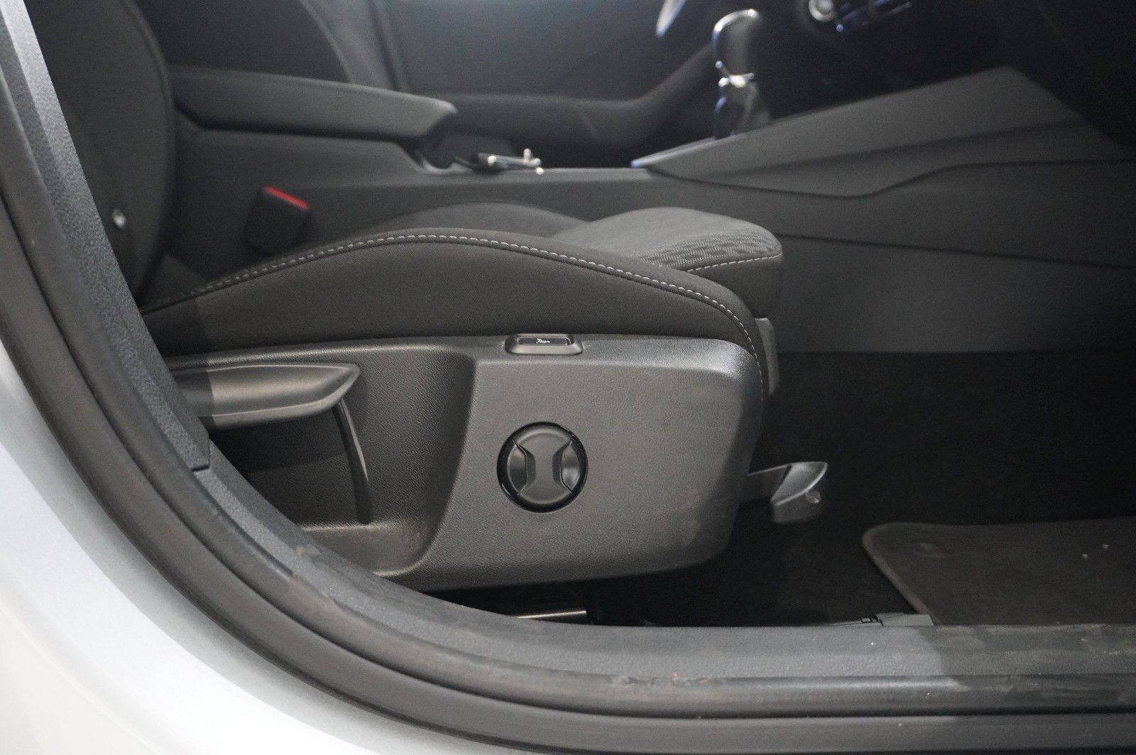 Fahrzeugabbildung SKODA Octavia Combi 2.0 TDI AMBITION NAVI/LED/KAMERA