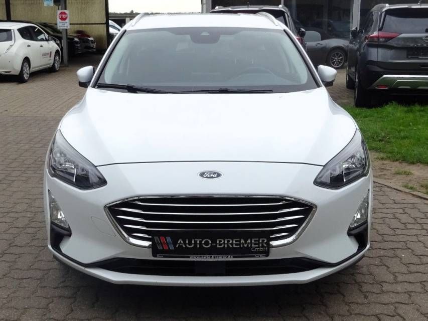 Fahrzeugabbildung Ford Focus Turnier 1.0 EcoBoost Automatik  Titanium