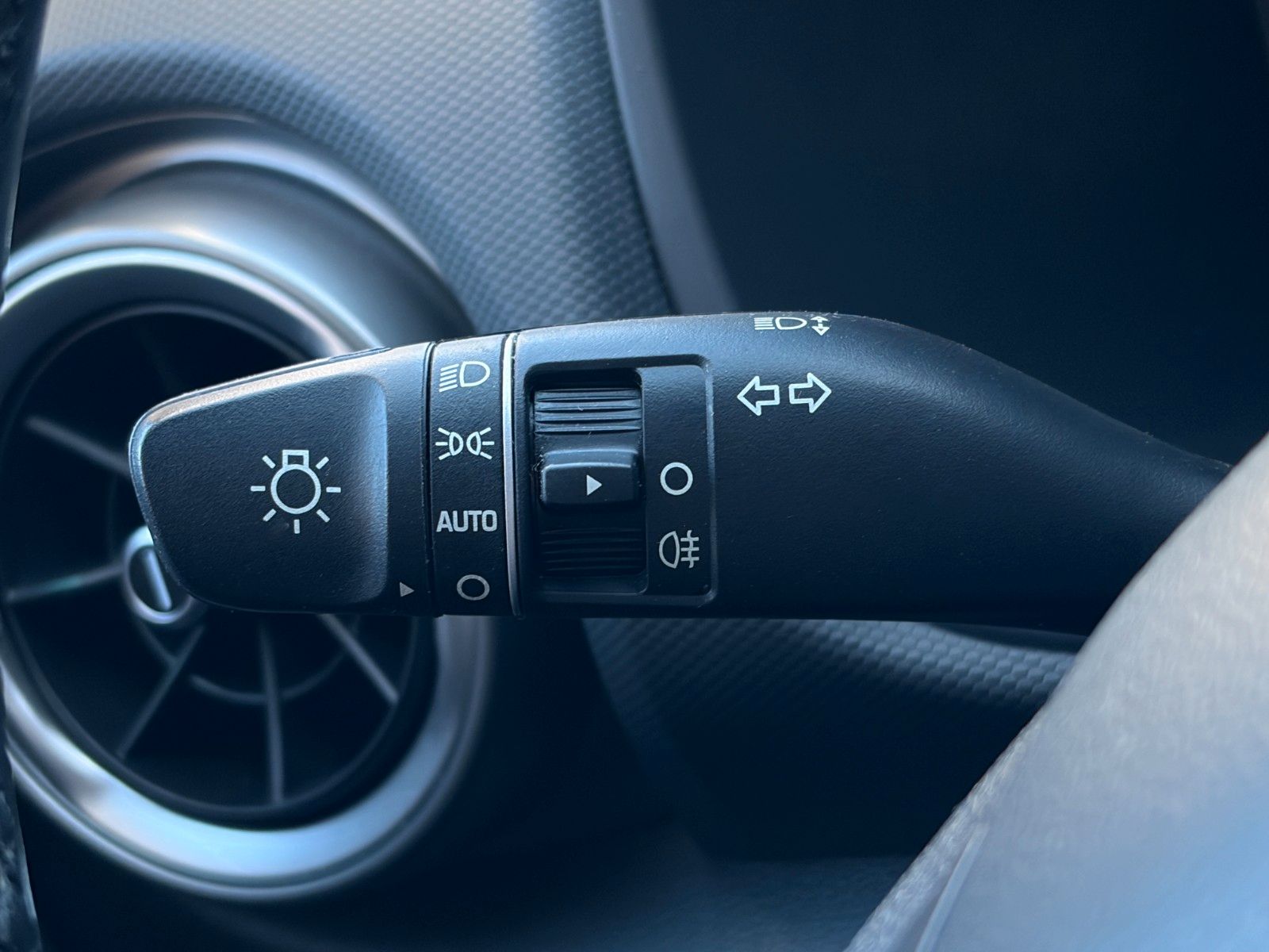 Fahrzeugabbildung Hyundai KONA E Select CarPlay Kamera PDC ACC SHZ LHZ LKA