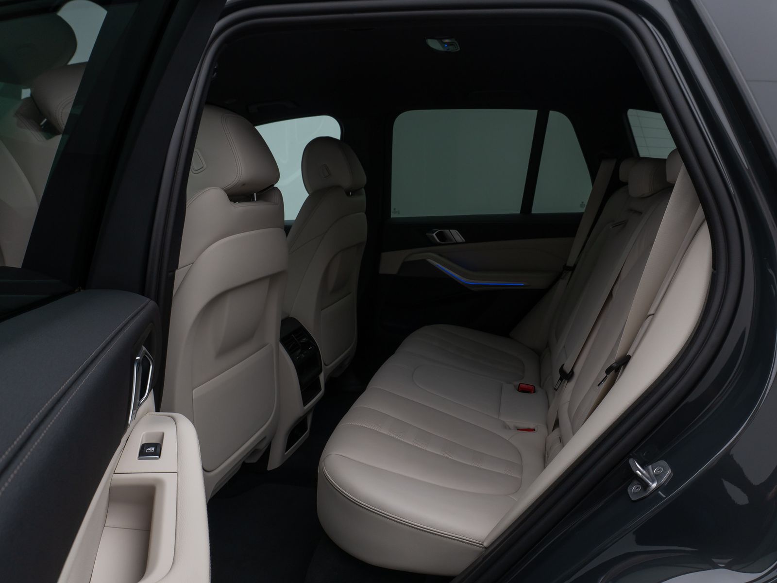 Fahrzeugabbildung BMW X5 xD30d M Sport Kamera HUD DAB HiFi Komfort 20"