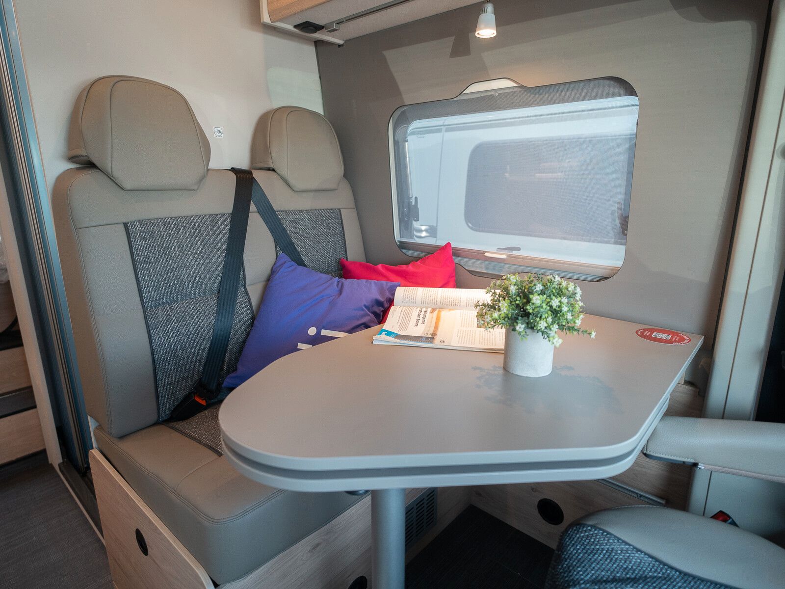 Fahrzeugabbildung Dethleffs Globetrail 640 ES Fiat Rahmenfenster/Heckauszug