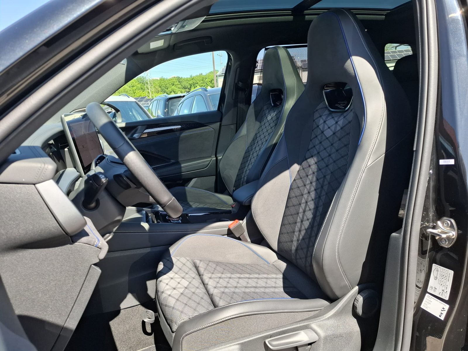 Fahrzeugabbildung Volkswagen Tayron 2.0 TDI 4M R-Line BLACK*7Si*MATRIX*PANO