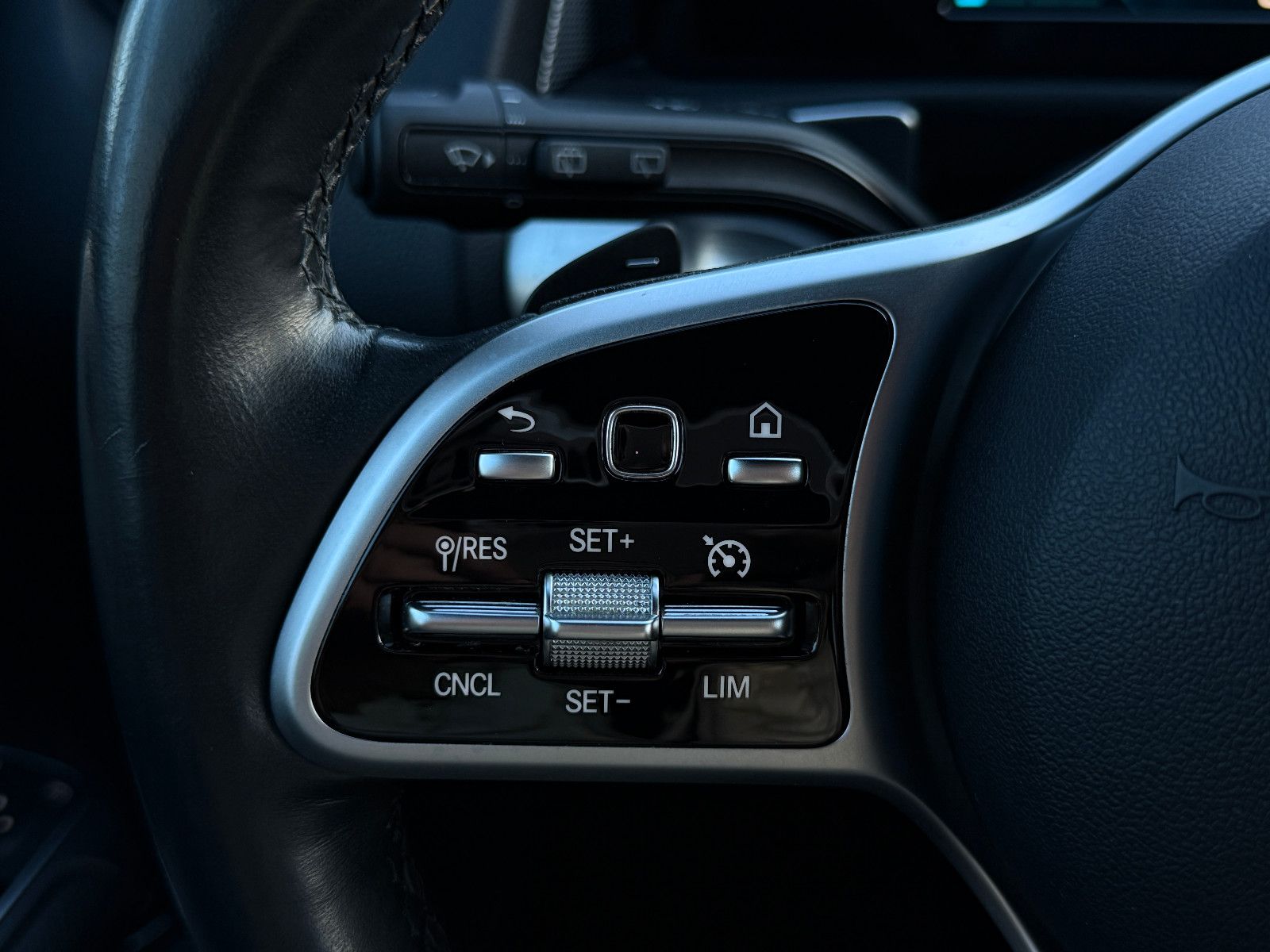 Fahrzeugabbildung Mercedes-Benz GLB 220d 4Matic Aut AHK DAB Navi Memory SHZ PDC