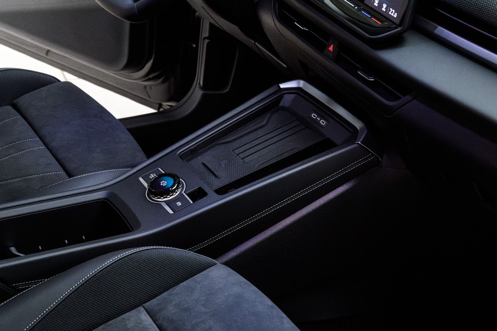 Fahrzeugabbildung Volkswagen T-Roc 1.5 eTSI  Style+IQ-Light+AHK+5 Jahre Gar.