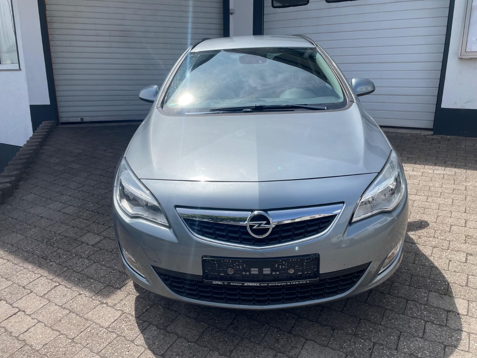 Opel Astra 2011 — interior