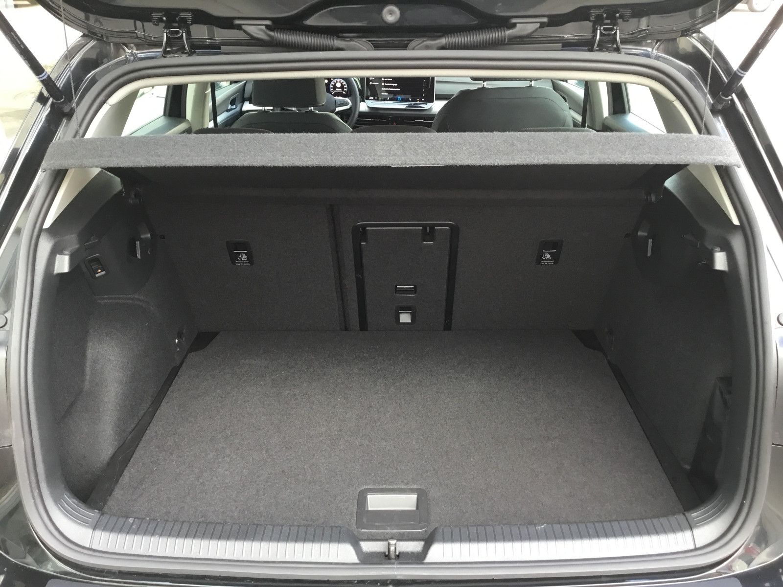 Fahrzeugabbildung Volkswagen Golf 1.5 eTSI DSG Life+AHK+LED+Kamera+Navi