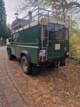 Land Rover Overland Defender 110 300TDI Camper grüne Plaket - Land Rover Defender mit Diesel-Antrieb: Allradantrieb, Geländewagen, TDI