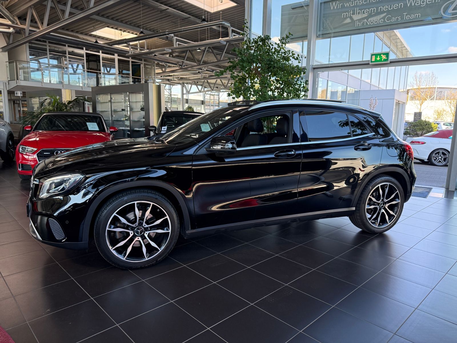 Fahrzeugabbildung Mercedes-Benz GLA 250 4Matic STNDHZ PANO DISTR 360°