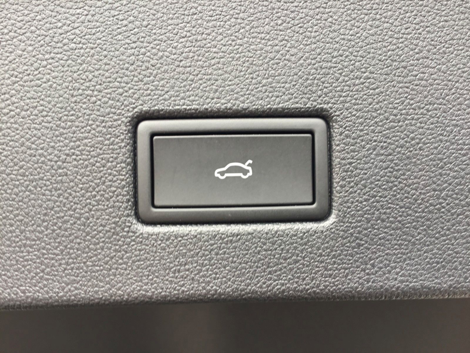 Fahrzeugabbildung Volkswagen T-Roc 1.5 TSI DSG Style+AHK+MatrixLED+ACC+Pano