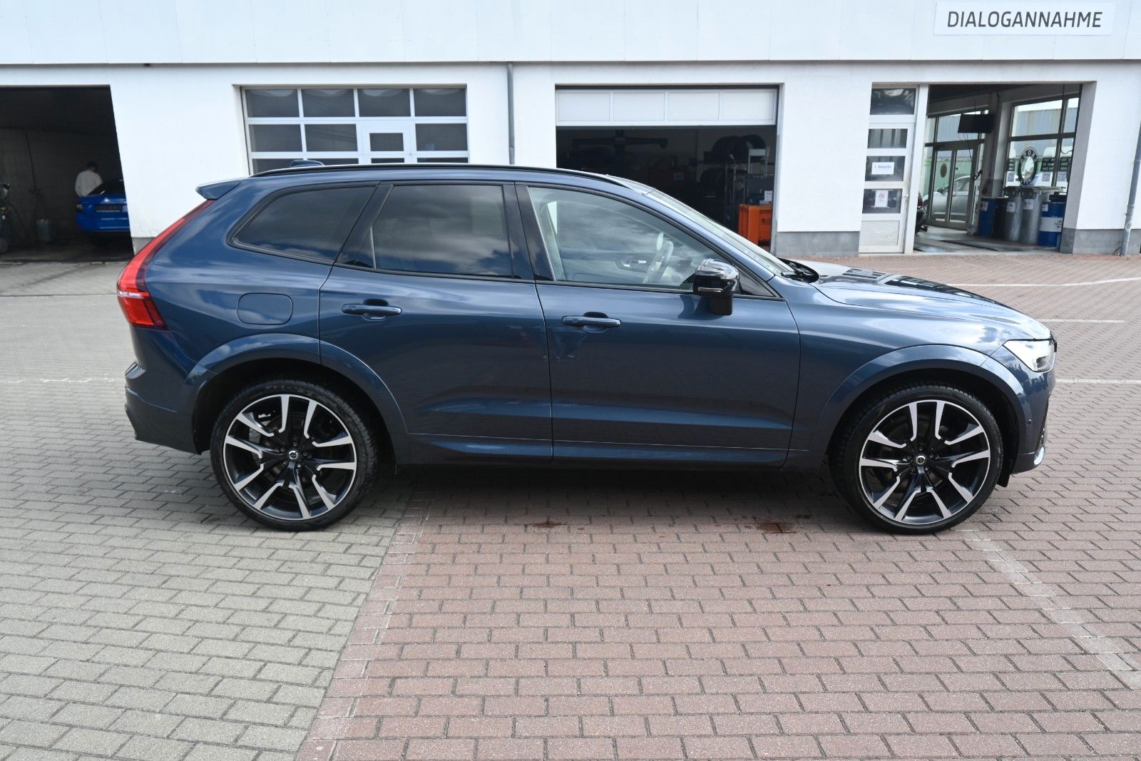 Fahrzeugabbildung Volvo XC60 B5 D Ultimate Dark AWD*B&W*LUFT*360°*STHZG*