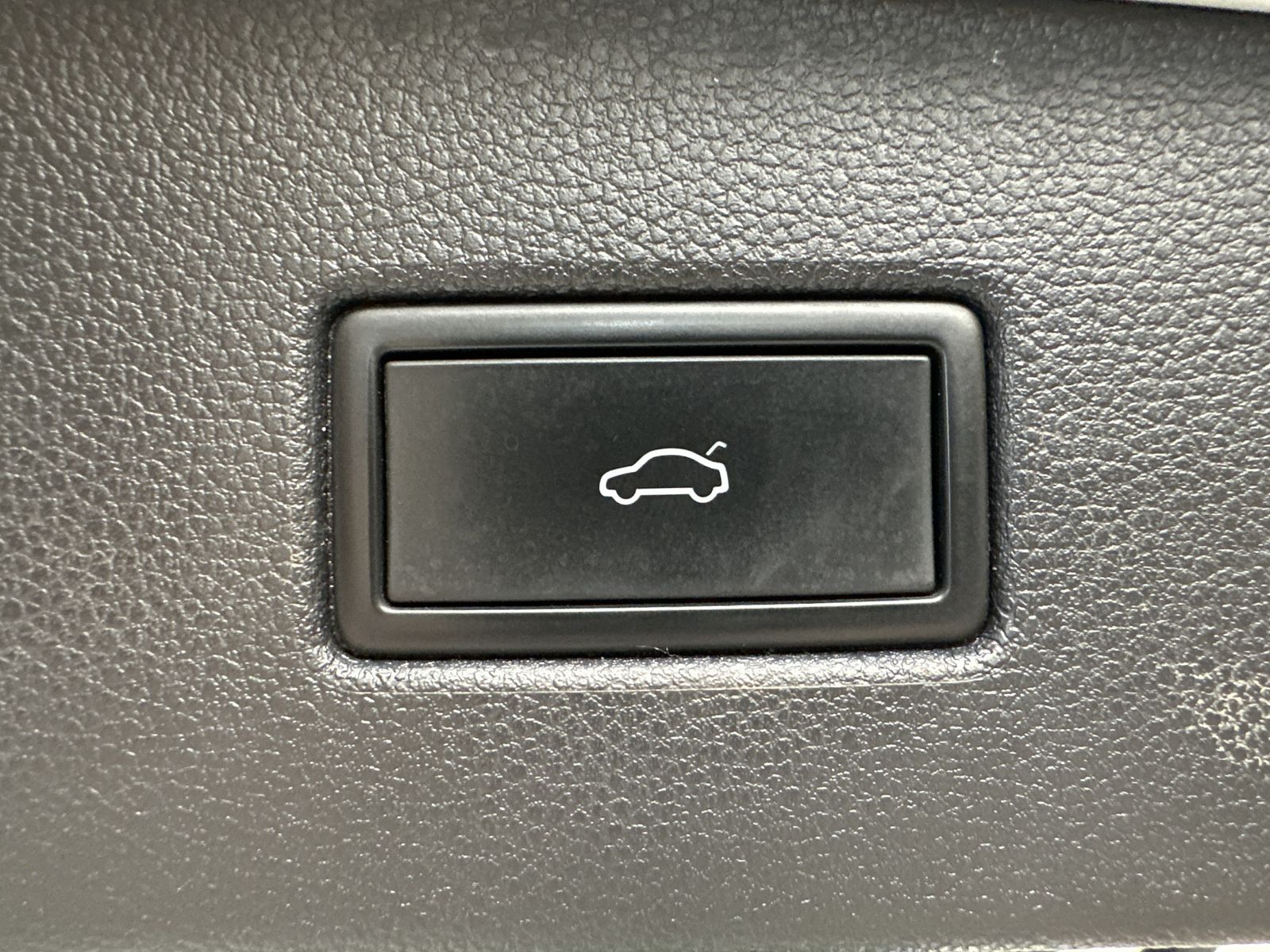 Fahrzeugabbildung Volkswagen Tiguan 2.0 TDI 4M DSG Elegance NAV+LED+AHK+PANO