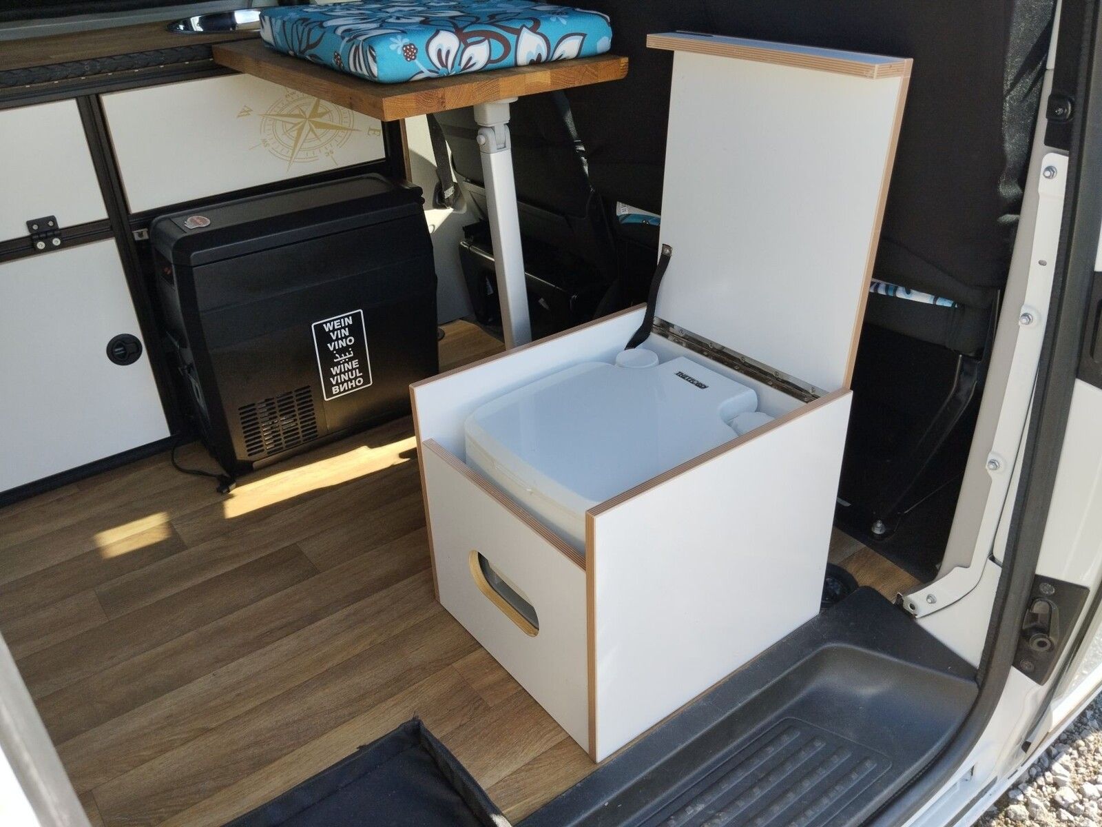 Fahrzeugabbildung Volkswagen Sonstige T6 Camper-Van Bulli lang Küche Festbett