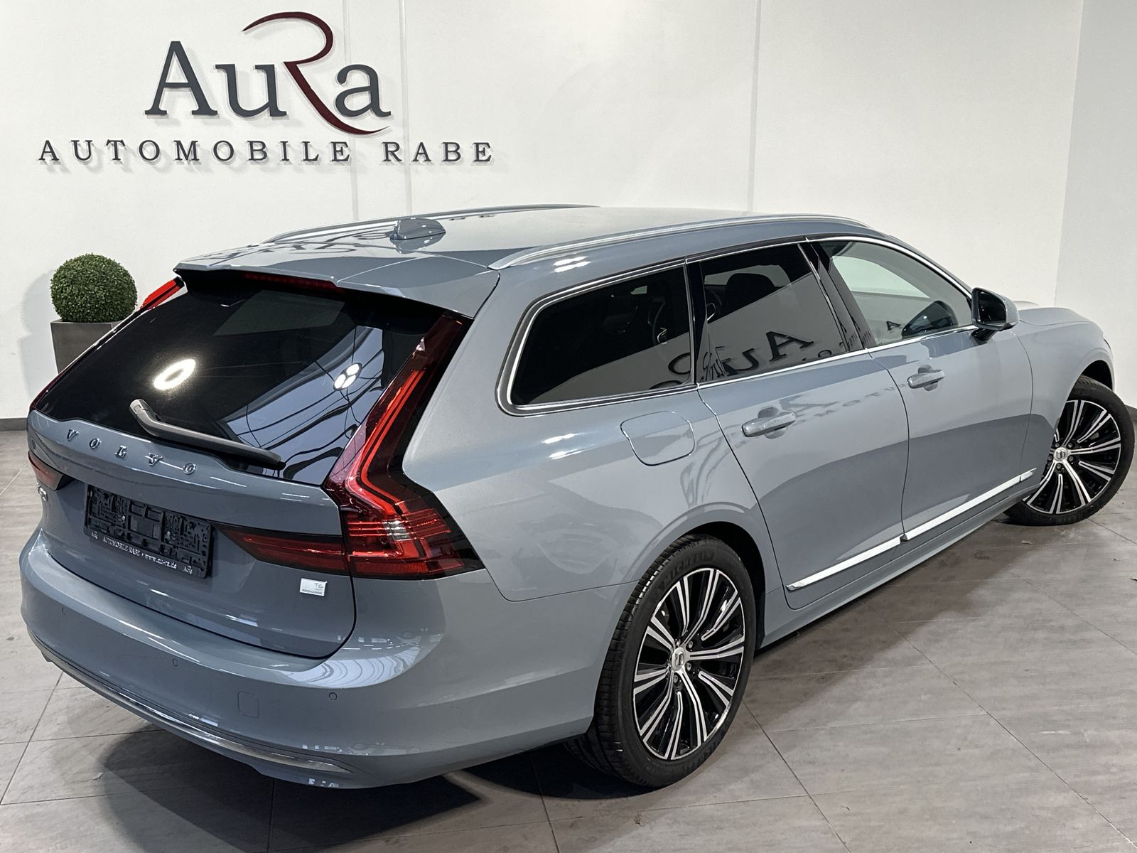 Fahrzeugabbildung Volvo V90 T6 Recharge AWD Core NAV+LED+KAM+SHZ+VC+ACC