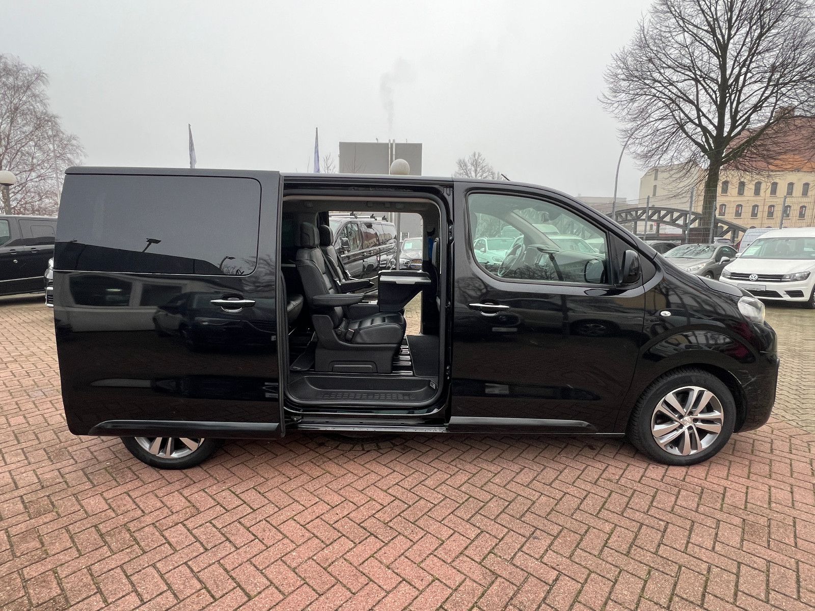 Fahrzeugabbildung Peugeot Traveller Business VIP L2 7-SITZER ABSOLUT VOLL