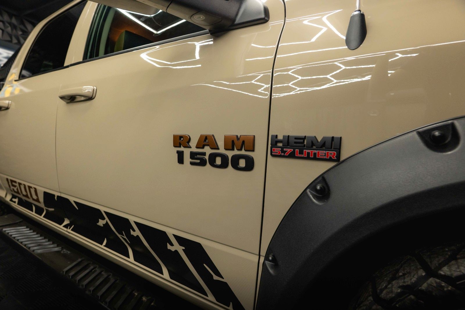 Fahrzeugabbildung Dodge RAM 5.7 V8 HEMI 4x4 Offroad Night LONGBED *LPG*