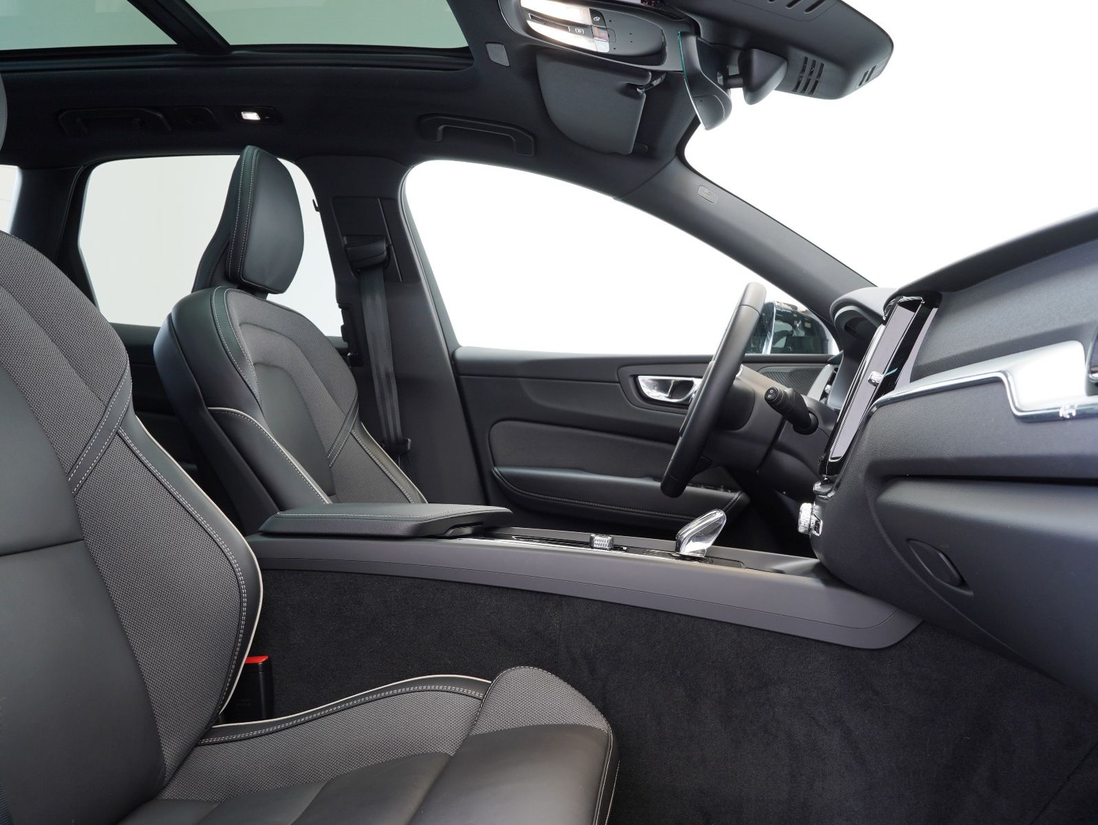 Fahrzeugabbildung Volvo XC60 B4 D AWD Plus Dark PANORAMA/LED/ACC/AHK