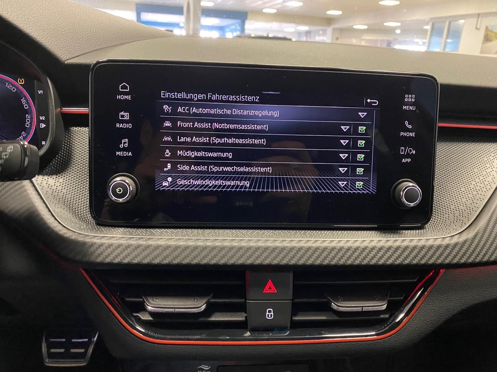 Fahrzeugabbildung SKODA Kamiq 1.5 TSI DSG Monte Carlo+MATRIX+PANO+5J GAR