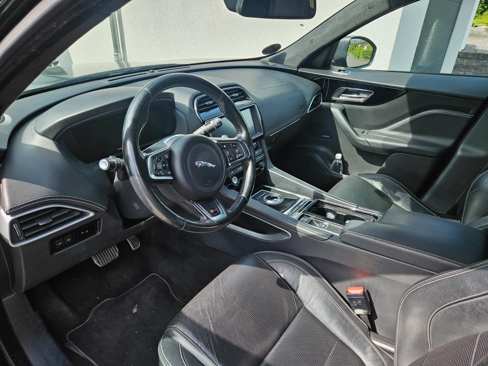 Jaguar F-Pace S AWD Black Pack S 22"/eAHK/Pano/Kamera