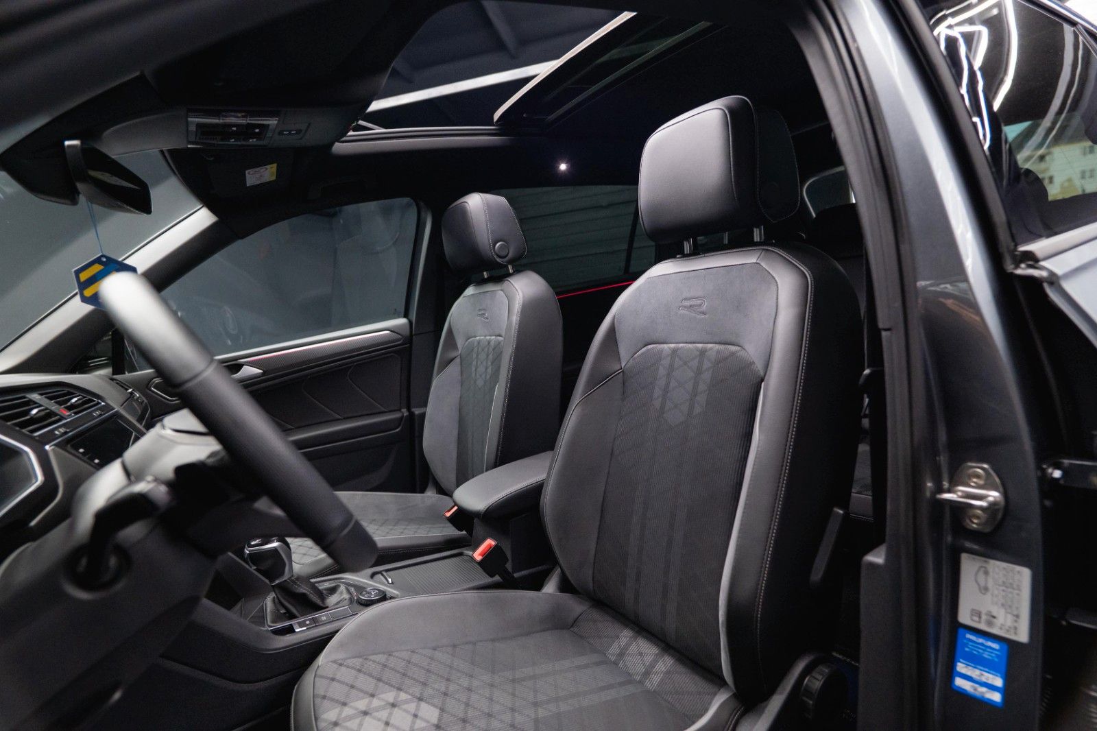 Fahrzeugabbildung Volkswagen Tiguan Allspace R-Line 4Motion HUD | PANO | ACC