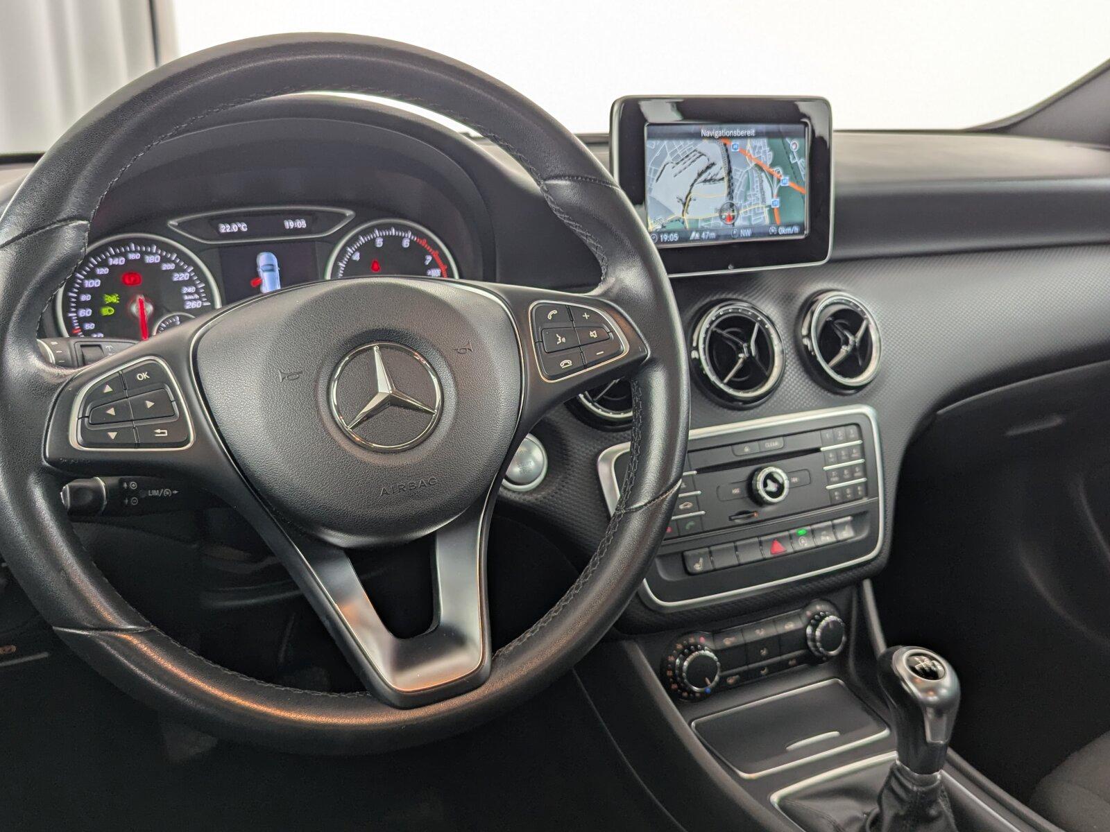Mercedes-Benz A 180 NAVI+PDC+SHZ+TEMP+Navi/Pano.-Dach/Klima/BC