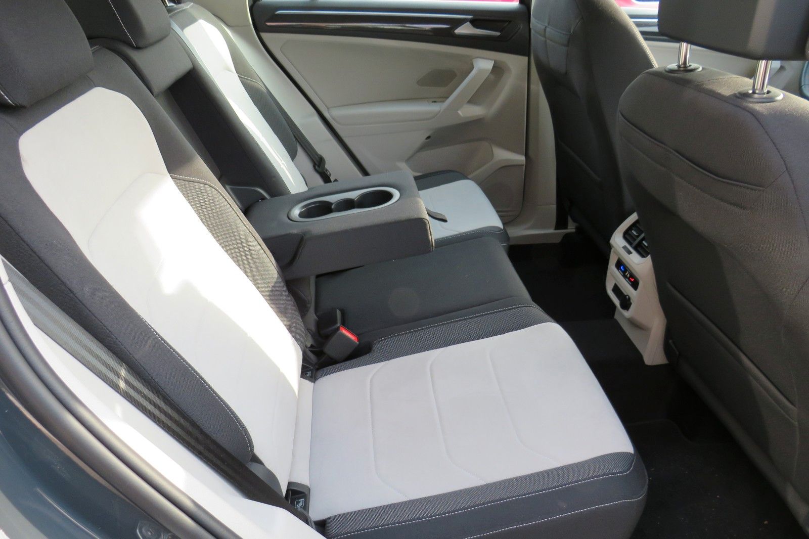 Fahrzeugabbildung Volkswagen Tiguan TSI DSG ELEGANCE 19-ZOLL MATRIX 360` 1.HD