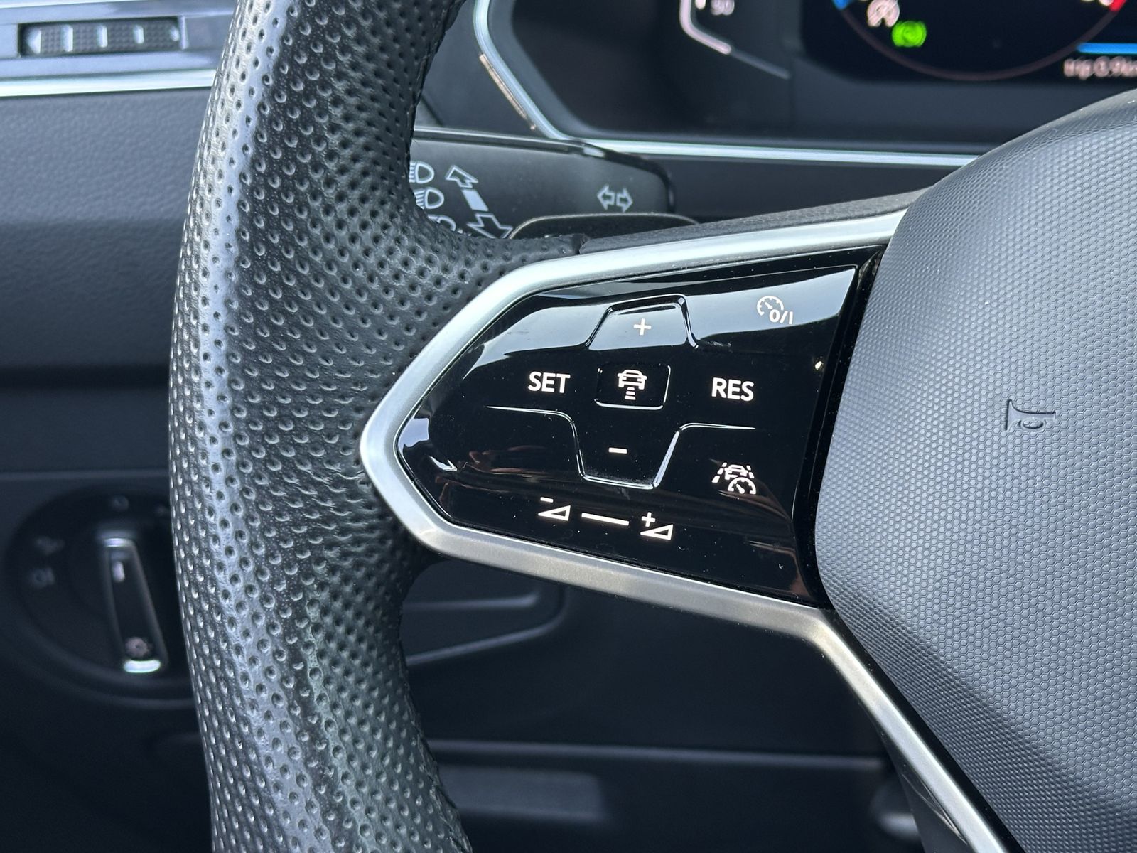 Fahrzeugabbildung Volkswagen Tiguan Allspace 2.0 TDI 4M R-Line NAV+LED+AHK+VC