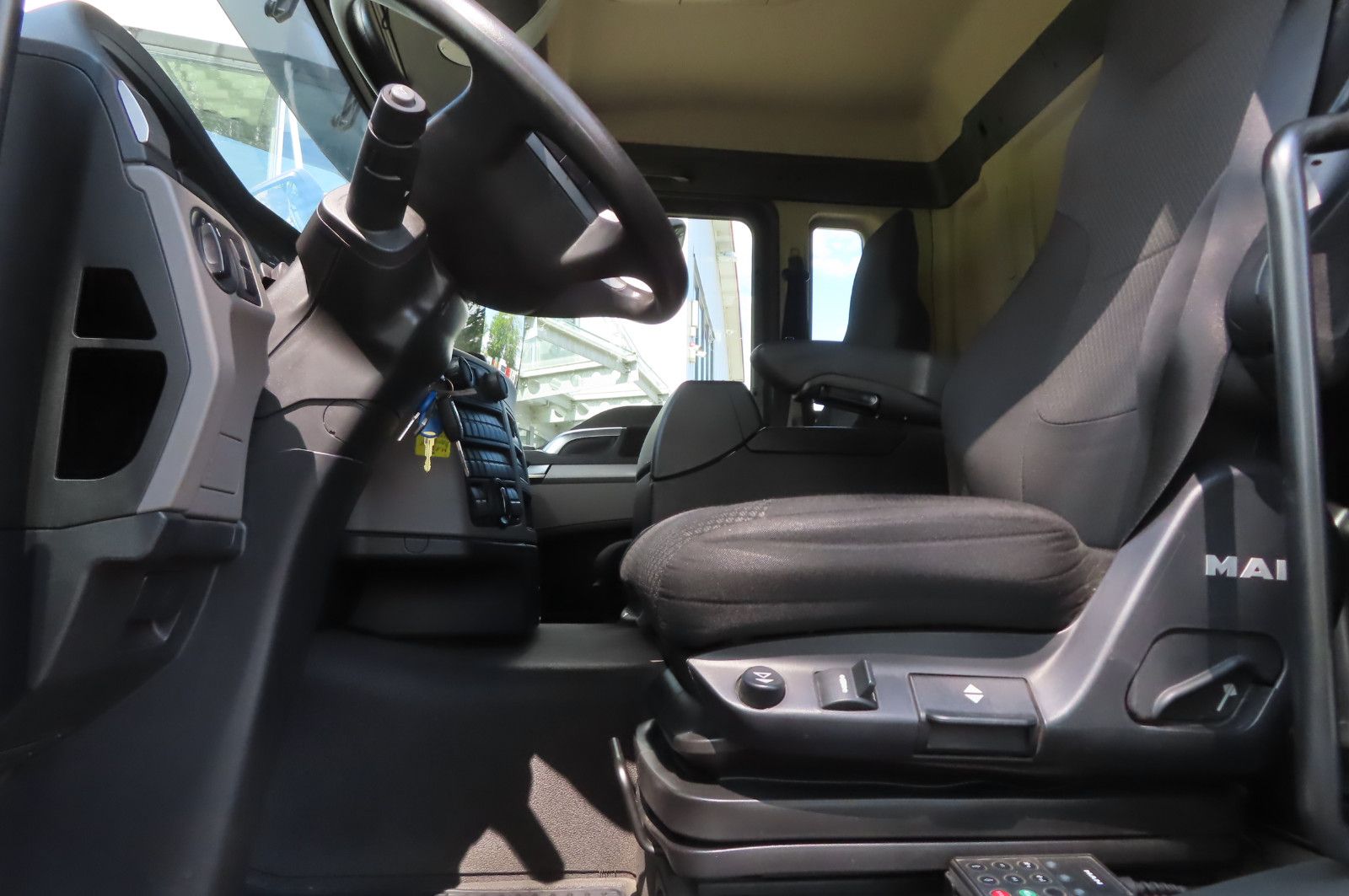 Fahrzeugabbildung MAN TGX 26.500 6x2 - Baustoff - HIAB Kran