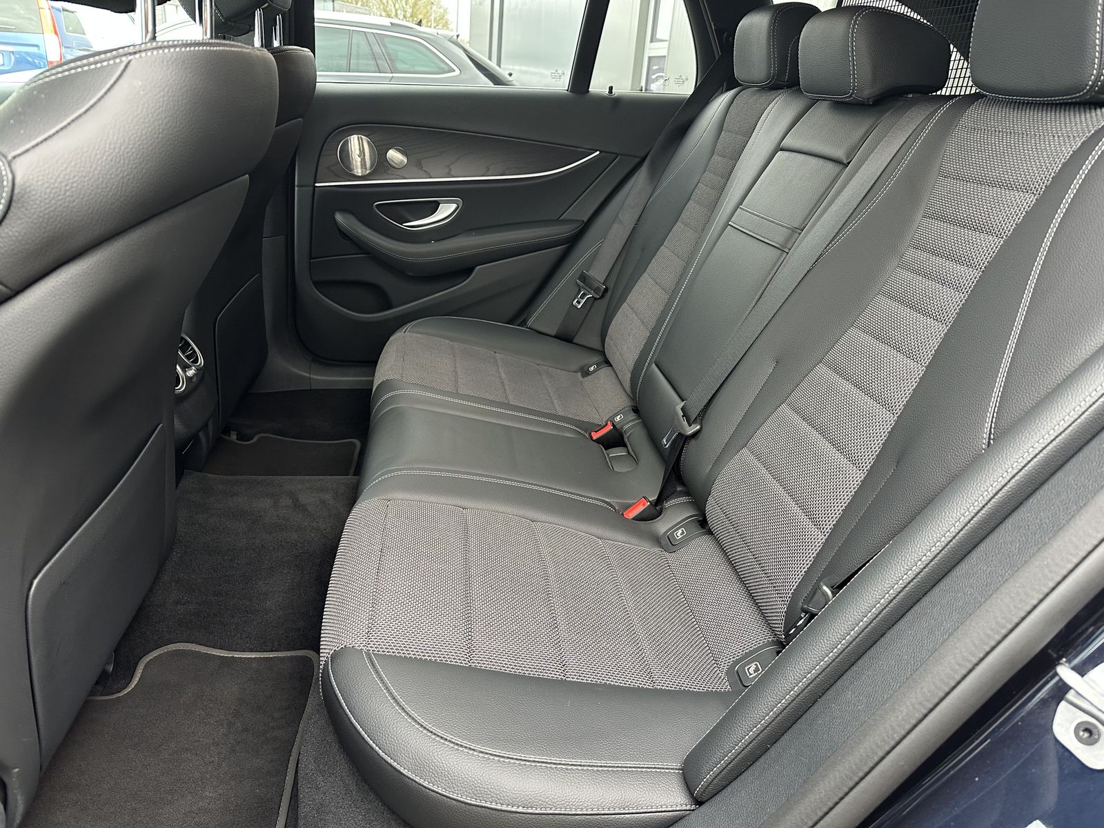 Fahrzeugabbildung Mercedes-Benz E 220d T Avantgarde NAV+LED+360°+WIDE+BURMEISTER