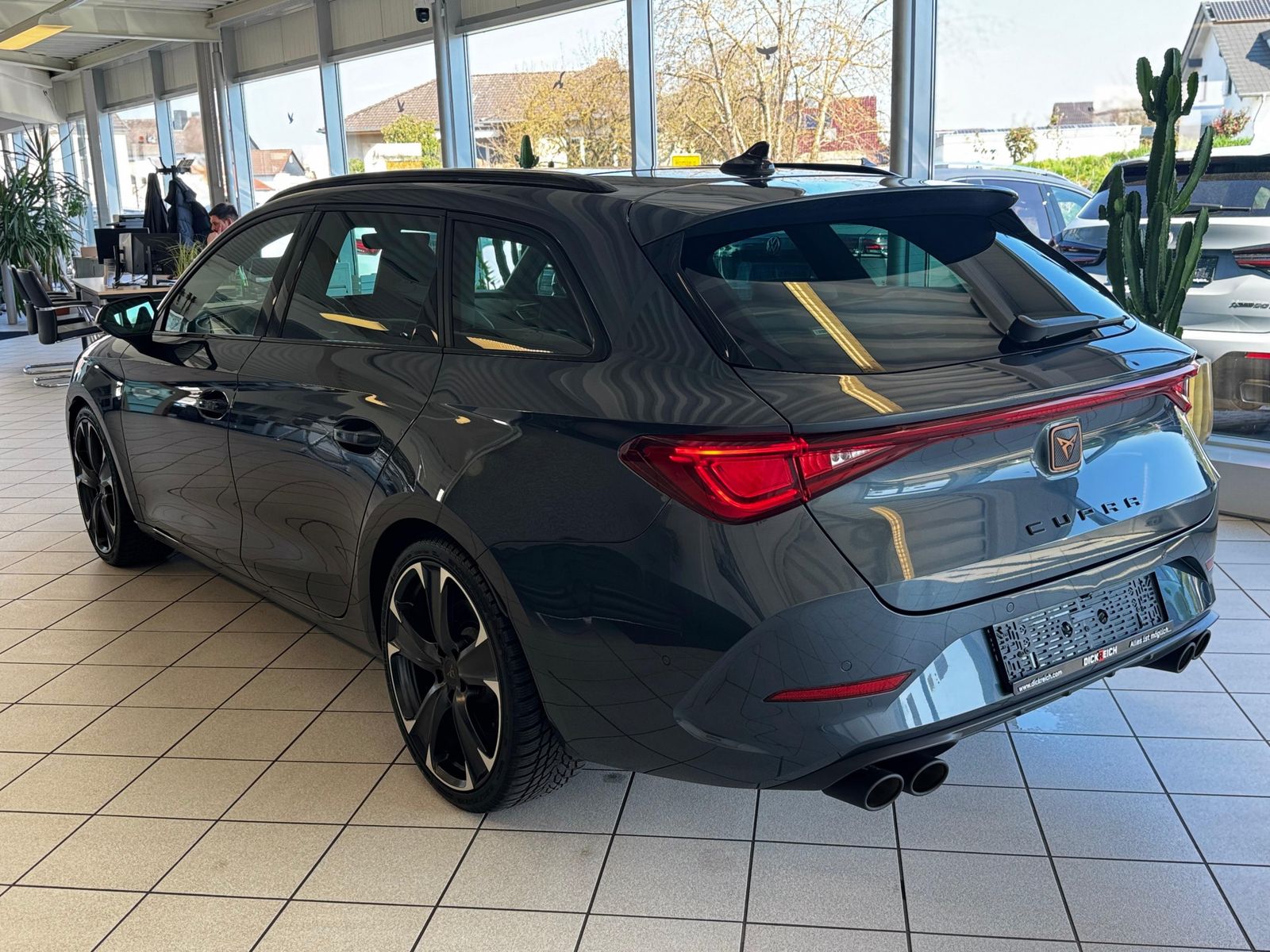 Fahrzeugabbildung CUPRA Leon 2.0 TSI VZ 4Drive Vision+ Matrix Pano ACC